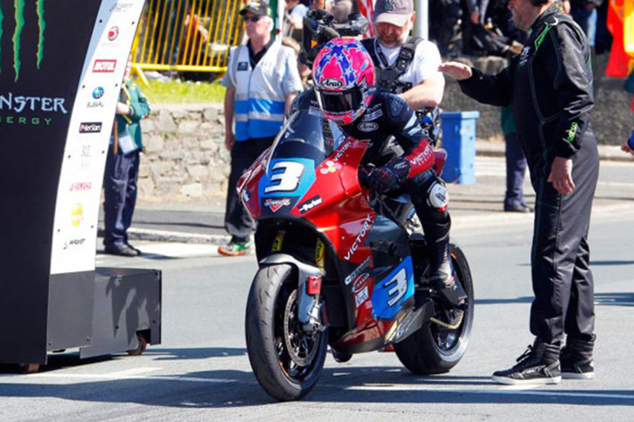 Đội đua Victory năm nay có hai tay đua là Lee Johnston số 3 và Guy Martin số 6 (người thế chỗ cho William Dunlop bị chấn thương).