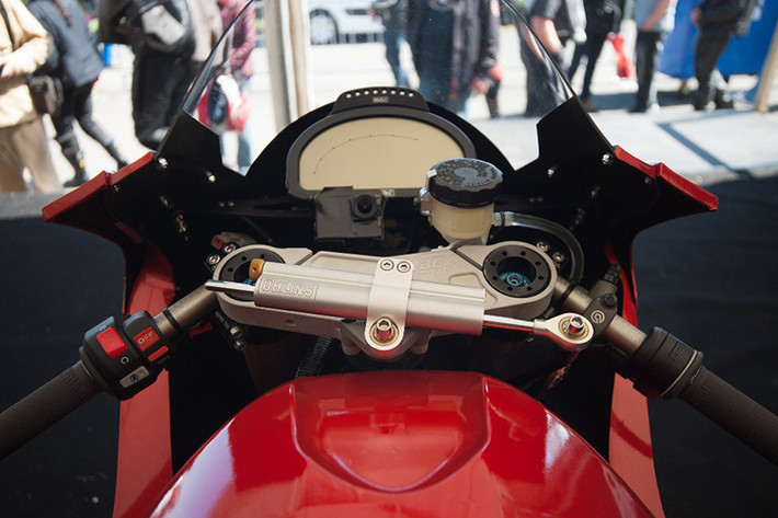 Xế điện của Victory được trang bị tay lái thấp đúng kiểu Sportbike, cụm đồng hồ công tơ mét LCD và bộ trợ lực Ohlins.