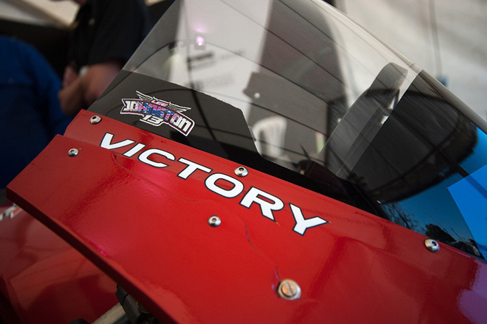 Thương hiệu Victory được gắn ngay sát tấm kính núp gió của chiếc xe.