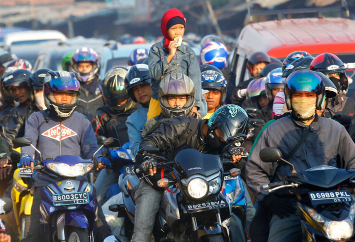 2. Indonesia: 73,6% - xếp ngay sau Thái Lan trong bảng xếp hạng không mấy tự hào này cũng là một quốc gia Đông Nam Á - Indonesia. Tỷ lệ người chết vì tai nạn giao thông liên quan đến xe máy tại Indonesia lên đến 73,6%. Trái ngược với Thái Lan, Indonesia không bắt buộc người đi xe máy đội mũ bảo hiểm khi tham gia giao thông, nhưng tỷ lệ người tự giác chấp hành là 71%. Indonesia cũng là một trong những thị trường xe máy lớn nhất thế giới. Ảnh: ABC.