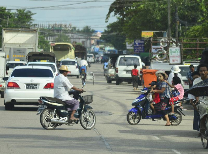 6. Myanmar: 64,8% - Quốc gia Đông Nam Á thứ 4 góp mặt trong danh sách này là Myanmar, với 64,8% trường hợp chết vì tai nạn giao thông là người đi xe máy. Có gần 5,4 triệu xe máy trong tổng số 6,3 triệu phương tiện đang lưu thông tại Myanmar. Đất nước này bắt buộc người dân phải đội mũ bảo hiểm khi đi xe máy, nhưng lại không có quy định về chất lượng mũ. Chỉ 32% người lái xe và 27% hành khách chịu đội mũ bảo hiểm khi tham gia giao thông. Ảnh: Global new light of Myanmar.