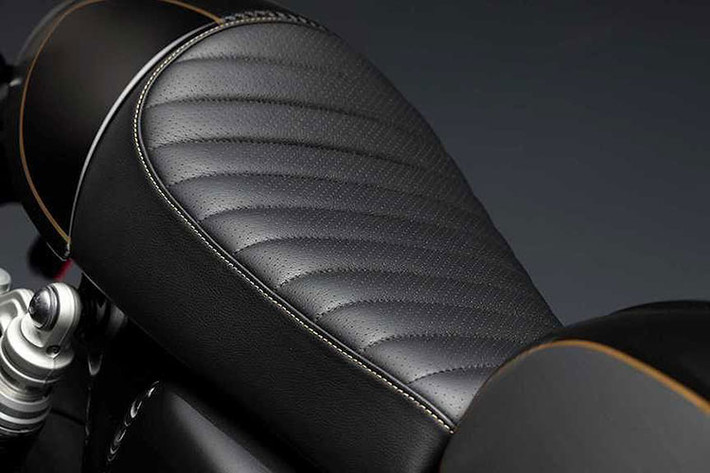 Dù vẫn sử dụng cặp bánh căm với đường kính 17 inch để có được vẻ đẹp tổng thể cổ điển, tuy nhiên Triumph đã nâng cấp lốp của Thruxton TFC từ loại Pirelli Diablo Rosso 3 lên thành Metzeler Racetec RR - dòng lốp với độ bám đường cao dành cho các superbike hàng đầu Thế giới như BMW S1000RR.