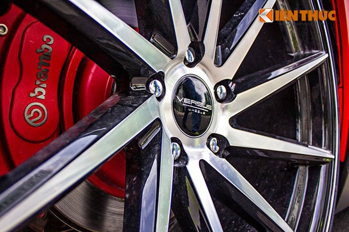 Bộ mâm thể thao 20 hàng hiệu Versus cắt CNC đa chấu dạng kim đồng hồ được trang bị khá độc đáo. Kẹp phanh mang thương hiệu Brembo "sẹc tông" với ngoại thất của chiếc "xế độ hàng khủng" này.