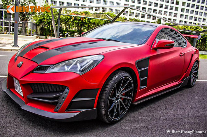 Đây cũng là phong cách rất được các chủ xe sở hữu Hyundai Genesis Coupe tại Việt Nam ưa chuộng. Với bộ cửa cắt kéo cùng phần đầu thiết kế cực kỳ hầm hố, chiếc xe thể thao đến từ Hàn Quốc trở nên dữ dằn và mạnh mẽ, lạ mắt hơn trước rất nhiều.