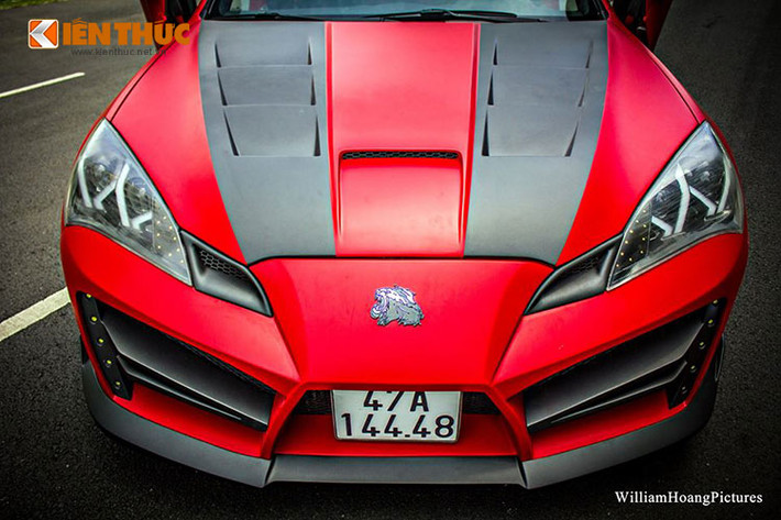 Ngoài bộ cửa cắt kéo như siêu xe Lamborghini, Hyundai Genesis Coupe còn được những người thợ Sài Thành khoác lên mình một số đồ chơi khác, đặc biệt là phần đầu được cắt, gọt trang trí dàn đèn led độc đáo.