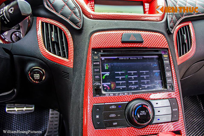 Mặt táp lô, các hốc gió máy lạnh, panel audio hay vô-lăng cũng được cách điệu tone/tone theo đúng ý của chủ nhân, sao cho phù hợp với ngoại thất.
