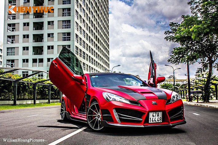 Một chiếc xe thể thao bình dân Hyundai Genesis Coupe đến từ Hàn Quốc vừa qua tay thợ độ Sài Gòn "biến hình" cực kỳ đặc biệt. Điểm đặc biệt của chiếc xe độ này chính là bộ cửa mở cắt kéo như siêu xe Lamborghini Murcielago, cùng hàng loạt đồ chơi lạ mắt.