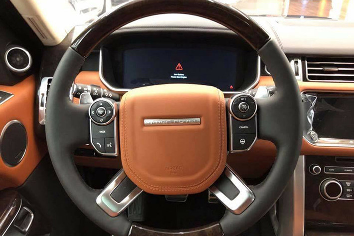 SUV hạng sang của đại gia Bình Dương có hàng ghế sau cực kỳ rộng rãi khi có thêm 186 mm chiều dài để chân. Bên trong khoang lái chiếc xe này còn nổi bật với hệ thống giải trí InControl Touch Pro Duo sử dụng 2 màn hình cảm ứng 10 inch trên bảng điều khiển trung tâm và hàng ghế sau có thêm 2 màn hình giải trí 10 inch gắn tựa đầu ghế trước.