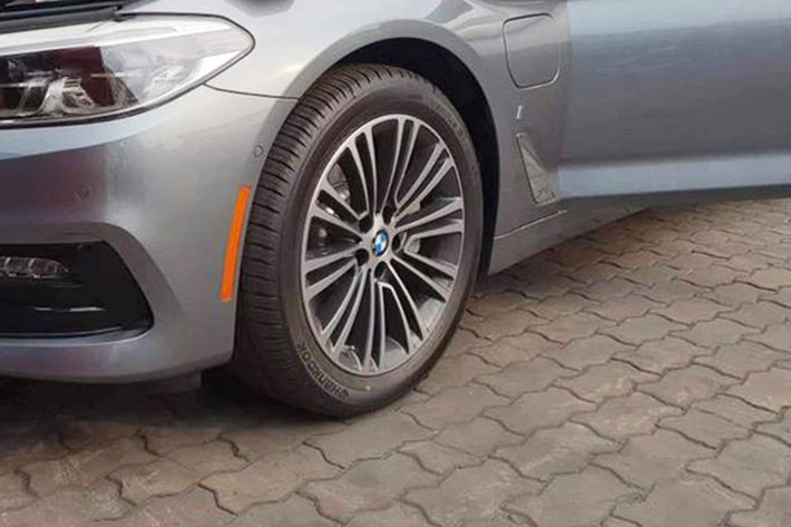BMW 5 series thế hệ mới có hệ số cản gió chỉ ở mức 0.22, đồng thời là mẫu xe có thiết kế kho động học tốt nhất trong phân khúc. Tất cả các phiên bản BMW 5 Series mới được trang bị tiêu chuẩn đèn pha công nghệ LED, tuỳ chọn đèn pha LED thích ứng. Đặc biệt, hệ thống tự động điều khiển dải sáng (BMW Selective Beam) và mở rộng góc chiếu sáng khi vào cua có khả năng mở rộng tầm chiếu sáng lên đến 500m.