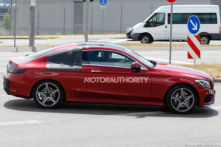 Về mặt cơ khí, C-Class Coupe hoàn toàn tương đồng với bản Sedan, từ model cơ bản đến phiên bản hiệu suất cao C63, C63 S.