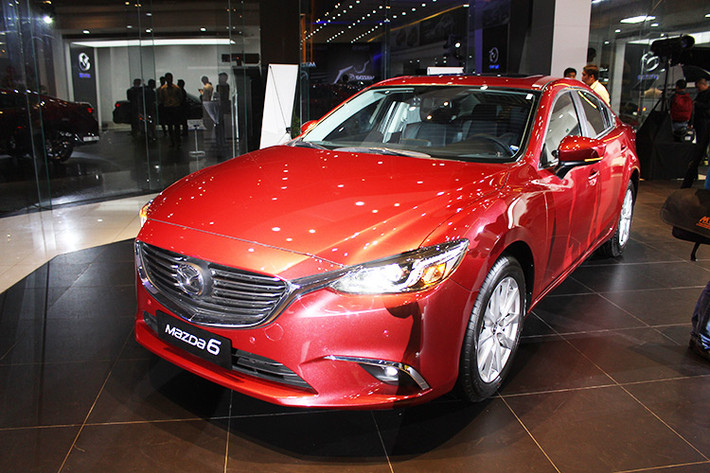 Tại thị trường Việt Nam, giá bán cụ thể mà Thaco Trường Hải niêm yết cho Mazda6 phiên bản 2017 trên thị trường là; 975 triệu đồng cho phiên bản tiêu chuẩn; 1,020 tỷ đồng cho phiên bản Premium 2.0L và 1,175 tỷ đồng cho phiên bản Premium 2.5L.
