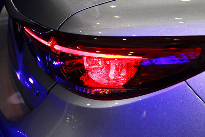 Mazda6 2017 có đèn hậu dạng LED phủ màu ám khói rất bí ẩn và huyền ảo, nếu để ý kỹ nó dường như trau truốt và tinh tế hơn so với phiên bản cũ. Hộp đèn vẫn được chia làm 2 khoang, một khoang vuốt dài ra phía hông, một khoang nằm trên cửa cốp xe.