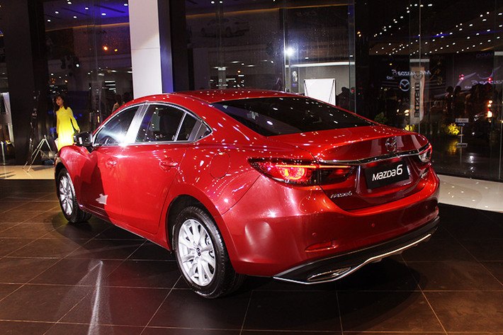 Ngoài ra, Mazda 6 2017 còn sở hữu các hệ thống an toàn tiêu chuẩn bao gồm; hệ thống chống bó cứng ABS, phân bố lực phanh điện tử EBD, cân bằng điện tử DSC, cảnh báo chống trộm, 6 túi khí an toàn, cảm biến trước và sau hỗ trợ đỗ xe. camera lùi...