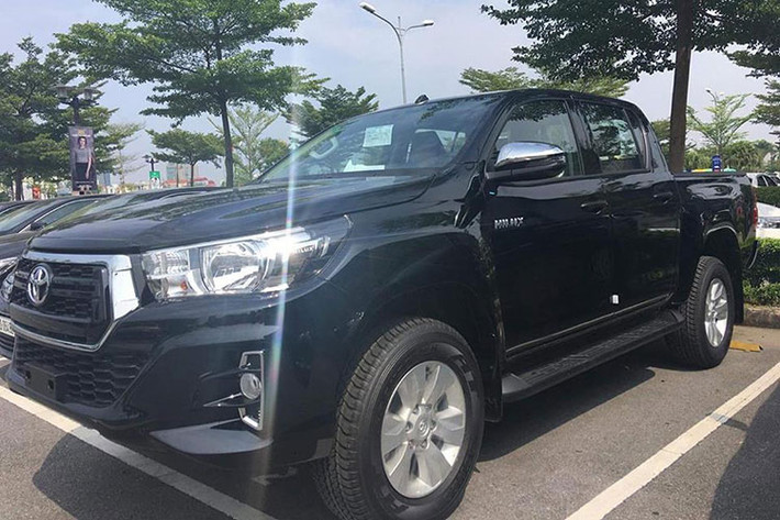 Về tổng thể, xe sở hữu kích thước tổng thể (dài x rộng x cao) lần lượt là 5330 x 1855 x 1815 mm. Theo đánh giá, chiếc Toyota Hilux bản nâng cấp 2018 này được xem là chiếc bán tải sở hữu vóc dáng bề thế, vạm vỡ rất thích hợp với những khách hàng yêu thích vẻ đẹp cơ bắp, mạnh mẽ.
