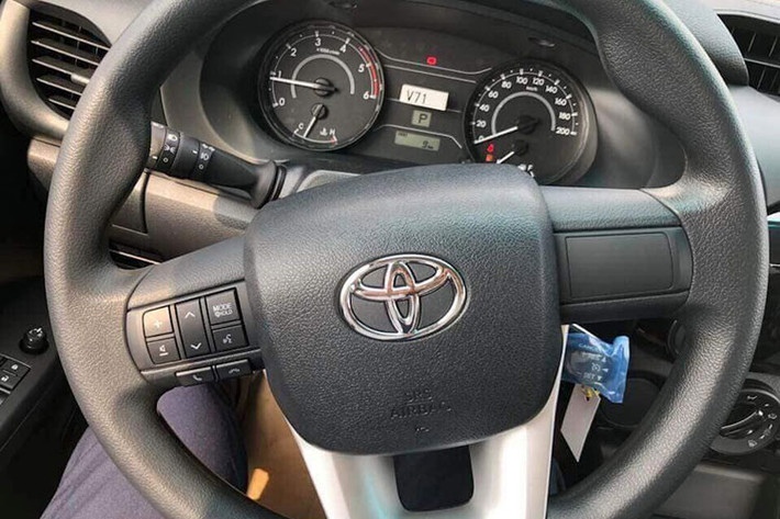 Trang bị nội thất của xe gần như không có sự thay đổi nào đáng kể. Các tính năng đáng chú ý bao gồm kiểm soát hành trình, điều hòa khí hậu tư động, ghế chỉnh điện, hộp làm lạnh ngăn chứa găng tay hay cổng điện 220V dưới bệ tì tay trung tâm, chìa khóa điện vẫn là dạng truyền thống...