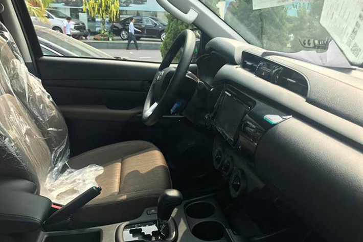 Xe cũng hỗ trợ chế độ lái Eco và Power tương tự như Toyota Innova và Toyota Fortuner mới, giúp người lái chủ động hơn trong việc điều tiết khả năng vận hành của xe và giúp giảm tiêu hao nhiên liệu. Bên cạnh đó, để bảo vệ tối đa cho người lái và hành khách trên mọi hành trình, tất cả các phiên bản đều được trang bị 7 túi khí.