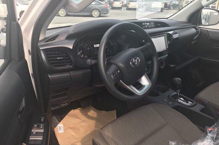 Với chiều dài cơ sở 3085mm, Hilux mới có không gian cabin khá rộng cho hành khách ở cả hai hàng ghế đều cảm thấy thoải mái khi sử dụng. Thiết kế nội thất của Hilux mở rộng theo chiều ngang với những đường nét thanh thoát, có điểm nhấn là các tấm ốp trang trí mạ bạc kích thước lớn.