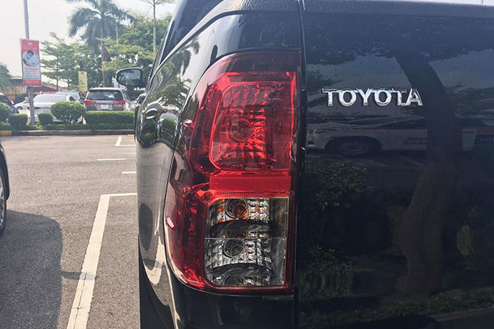 Kính sau xe được gắn hệ thống sưởi, giúp kính không bị đọng nước vào những ngày trời mưa hoặc lạnh. Cản sau của xe được thiết kế dạng kim loại màu sáng bóng, đèn sương mù LED và bộ vành hợp kim 18 inch nằm trong lốp chạy trên mọi địa hình. Ngoài ra, đuôi xe còn xuất hiện logpo và tên của xe cùng phiên bản được dập nổi, mạ kim loại sáng.