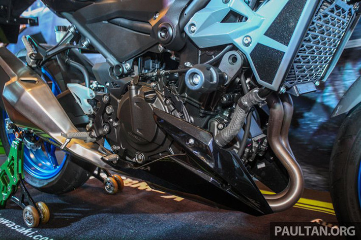 Tương ứng với Z400 là trang bị động xylanh đôi, DOHC, 8 van, dung tích 399cc, làm mát bằng dung dịch, sản sinh công suất 44 mã lực tại tua máy 10.000 vòng/phút và mômen xoắn cực đại 38 Nm tại tua máy 8.000 vòng/phút. Cả hai phiên bản Z250 và Z400 đều trang bị hộp số 6 cấp cùng hệ thống phun xăng điện tử FI.