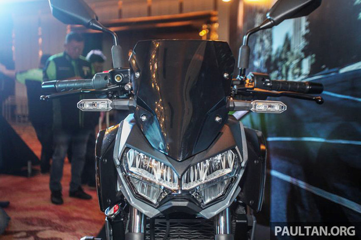 Bộ đôi Kawasaki Z250 và Z400 phiên bản mới tại thị trường Malaysia đều sử dụng chung hệ thống treo gồm cặp phuộc ống lồng kích thước 41mm ở trước và giảm xóc lò xo trụ đơn phía sau.