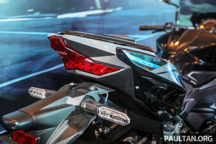Đuôi xe có thiết kế vuốt cao, dèn phanh có thiết kế giống hệt đèn phanh của "anh cả" Kawasaki Z1000 với hình dạng 3 cạnh bắt mắt, trong khi đó đèn xinhan sau được tích hợp trên pát biển số kiêm chắn bùn.