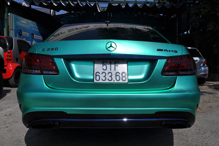 E250 AMG sang trọng với nội thất ốp gỗ bóng ASH đen, tay lái đa chức năng 3 chấu da Nappa, bảng đồng hồ ba hốc thể thao, táp lô và thanh cửa bọc da với viền chỉ trang trí, kết hợp đồng hồ analogue với ngôi sao Mercedes chính giữa.