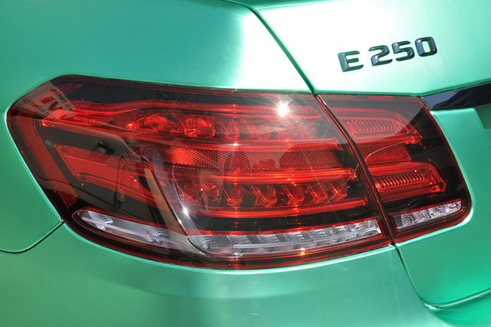 E250 AMG sử dụng động cơ động cơ 2.0 Turbo tăng áp đơn 4 xi-lanh thẳng hàng, công suất cực đại 211 mã lực, mô-men xoắn cực đại 350Nm. Xe có khả năng tăng tốc từ 0-100 Km/h mất 7,4 giây trước khi đạt tốc độ tối đa 243 Km/h. Mức giá chính hãng của xe tại thị trường Việt Nam là 2,259 tỷ đồng.
