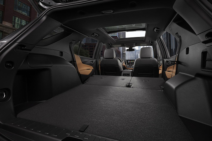 Ở phiên bản mới, mẫu xe SUV Equinox sẽ có 3 tùy chọn động cơ khác nhau bao gồm động cơ diesel tăng áp, dung tích 1.6 lít, 4 xy lanh, cho công suất tối đa 136 mã lực và mô-men xoắn cực đại 320 Nm. Kế đến là động cơ xăng tăng áp, dung tích 1.5 lít, 170 mã lực và mô-men xoắn cực đại 275 Nm. Cả hai đều đi kèm hộp số tự động 6 cấp.