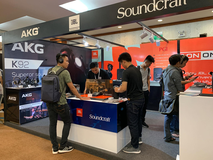 Headphile Show 2019 cũng kịp giới thiệu 2 chiếc máy nghe nhạc đáng chú ý nhất trên thế giới hiện nay vừa được trình làng tại triển lãm High End Munich (Đức) vừa qua là A&K A&ultima SP2000 và KANN Cube. A&K SP2000 hiện là một trong hai máy nghe nhạc có khả năng phát các file lossles DSD512 (Native) có khả năng tái tạo âm thanh nhiễu cực thấp với giá bán lên đến 3.500 USD.