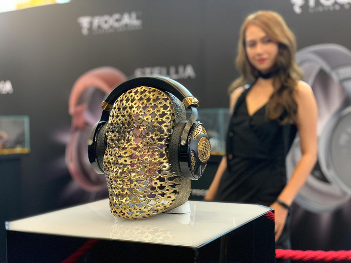 Điểm nhấn của Headphile Show 2019 là thiết kế tai nghe đắt nhất thế giới - Focal Utopia phiên bản Tournaire. Đây là sản phẩm được chế tạo từ sự kết hợp giữa Focal và Tournaire có giá trị lên đến 2,7 tỷ đồng.
