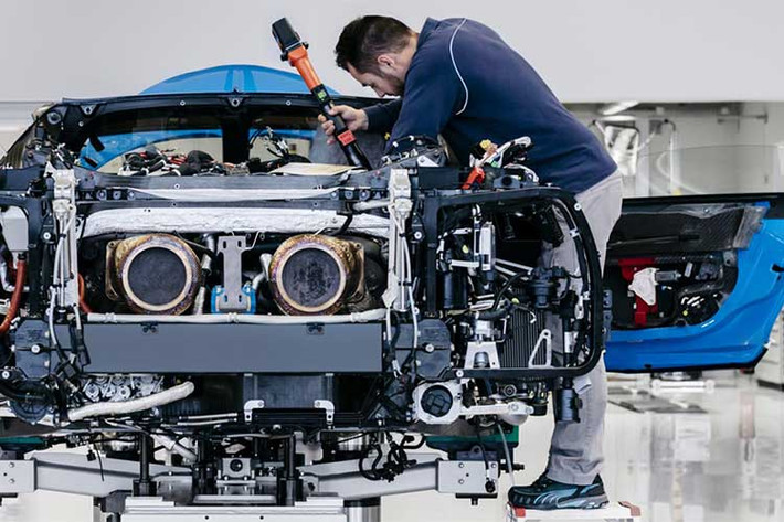 Phía sau của chiếc xe được thiết kế để chứa toàn bộ khối động cơ, nơi mà tất cả các đường dây và ống tản nhiệt hoạt động với công suất tối đa. Bugatti Chiron được trang bị ba máy bơm nước và những ống làm mát có đường kính tương đương và phun nhanh như vòi cứu hỏa.