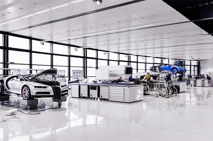 Siêu xe Bugatti Chiron có tới 23 sự lựa chọn màu sơn hàng đầu và 8 họa tiết carbon bên ngoài. Bên trong nội thất, khách hàng có thể tùy chọn 31 màu, 30 màu chỉ khâu, 18 loại thảm lót sàn và 11 màu sắc cho dây an toàn. Mỗi chiếc xe được đặt hàng sẽ có mã sản xuất và thực hiện theo một quy trình riêng để đảm bảo cung cấp đầy đủ các yêu cầu của khách.