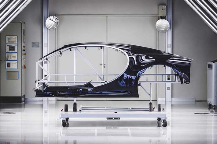 Một tháng trước khi công đoạn sản xuất bắt đầu, Bugatti lắp ráp thân xe với khung gầm, đảm bảo rằng nó phù hợp với nhau. Sau đó các kỹ sư mất khoảng ba tuần để sơn thủ công từng phần. Lớp sơn phủ trên có tối đa 8 lớp, mỗi lớp phải được chà nhẵn và đánh bóng trước khi sơn lớp tiếp theo.