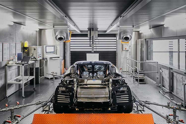 Không chỉ giúp Chiron đạt đến tốc độ 420 km/h, khối động cơ còn đủ sức cung cấp điện sinh hoạt cho cả một khu phố. Chiếc xe được buộc chặt vào hệ thống Dyno. Các kỹ thuật viên sẽ kiểm tra hệ thống truyền động, công suất của chiếc xe trong quãng đường khoảng 60 km và toàn bộ quá trình này mất từ 2 đến 3 giờ.