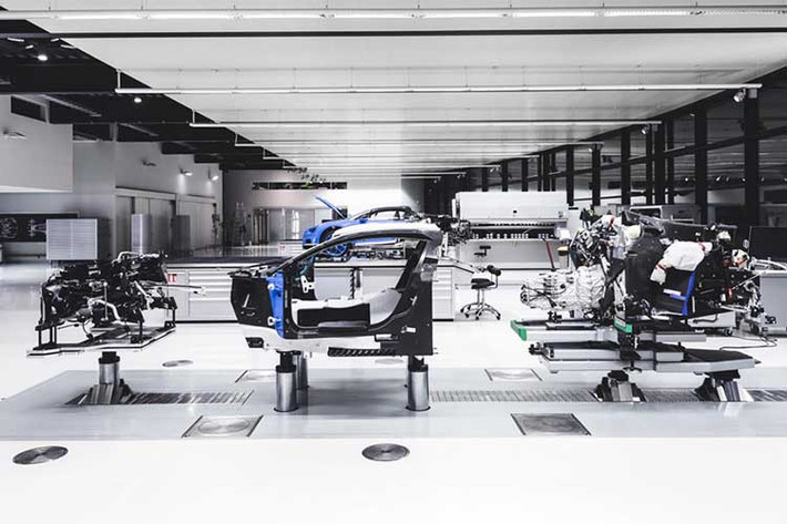 Thân xe Chiron được kết nối bằng 14 chốt titanium: Sự kết hợp của phần đầu monocoque với phía sau là điểm nổi bật của việc sản xuất Chiron. Chúng được kết nối với nhau bằng 14 chốt titan, chỉ nặng khoảng 34 gram. Sau khi đã gắn 2 bộ phận này với nhau, dầu máy, dầu phanh, chất lỏng thủy lực và chất làm mát được bơm vào (10 phút để kiểm tra rò rỉ).