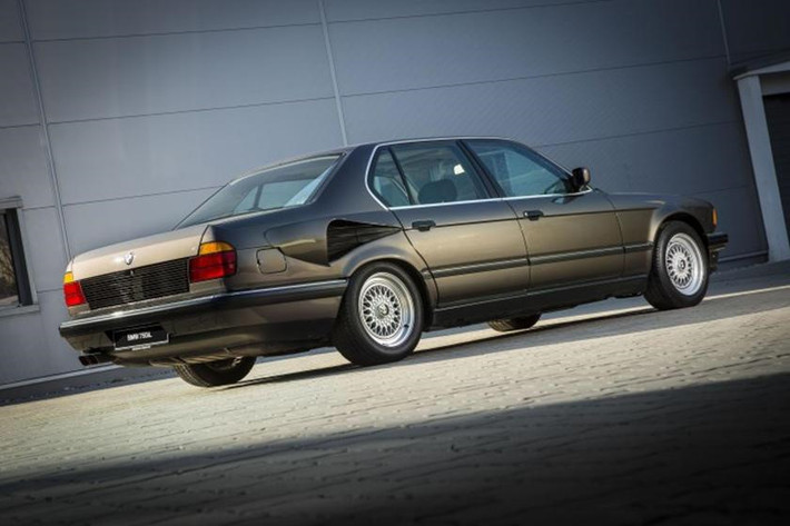 Mẫu xe BMW 750iL V16 được ra đời vào năm 1987 dựa trên khung sườn của những chiếc 7 Series lúc đó của BMW. 750iL V16 cho công suất lên tới 408 mã lực tại 5.200 vòng/phút và momen xoắn cực đại đạt 564 Nm tại 3.900 vòng phút.