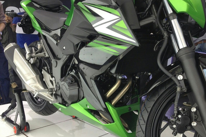 Động cơ của Kawasaki Z250 2017 vẫn là cỗ máy 2 xy-lanh song song, dung tích 249cc chung với Ninja 250R. Động cơ làm mát bằng dung dịch này tạo ra công suất tối đa 32 mã lực tại vòng tua máy 11.000 vòng/phút và mô-men xoắn cực đại 21 Nm tại vòng tua máy 10.000 vòng/phút.