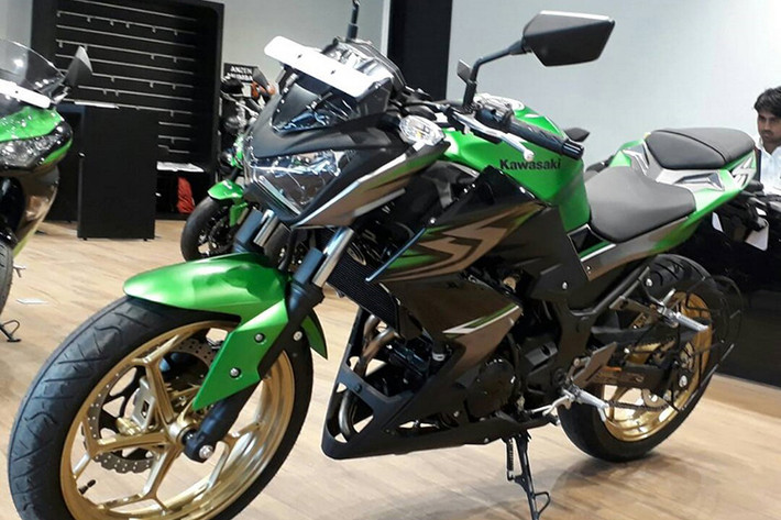 Sở hữu thiết kế và màu sắc đặc trưng của dòng Z nhà Kawasaki, Z250 được thừa hưởng khá nhiều thiết kế hầm hố của những đàn anh như cặp đèn pha của Z800, thiết kế khung gầm chung với Ninja 300. Xe có kích thước lần lượt là dài 2.010 rộng 750 và cao 1.025 mm, trọng lượng uớt của xe vào khoảng 168 kg.