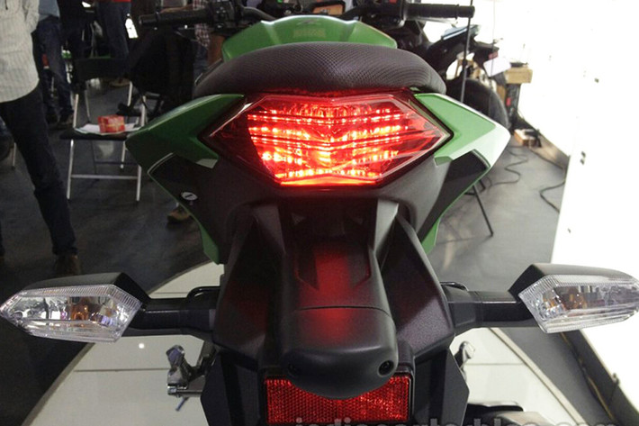 Phần đuôi của Z250 mới có thiết kế khá nhỏ gọn và rất cân đối. Yên xe thể thao tách dời 2 vị trí người lái và người ngồi sau. Xe có chiều cao yên chỉ ở mức 785 mm nên rất phù hợp với vóc dáng người châu Á. Cặp đèn xi-nhan thiết kế thể thao, tách rời nằm trên phần pad biển số.