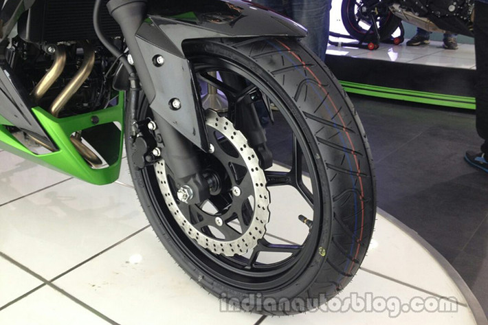 Kawasaki Z250 mới được trang bị bánh sau có kích thước 140/70-17M/C (66S), bánh trước là 110/70-17M/C (54S). Một điểm khá ưa thích ở Z250 chính là việc xe sở hữu gắp sau khá lớn nên rất dễ dàng cho việc độ bánh xe lên kích thước lớn hơn giúp tăng độ hầm hố cho xe.