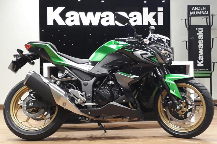 Những thông tin đầu tiên liên quan đến dòng naked-bike giá rẻ mang tên Kawasaki Z250 2017 tại thị trường Ấn Độ từng được giowis thiệu vào hồi tháng 4/2017 vừa qua. Đến nay, những chiếc Z250 phiên bản 2017 đã chính thức được đưa đến các đại lý chính hãng ở Ấn Độ.