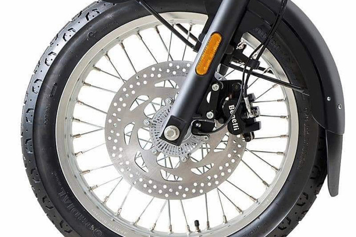 Nằm giữa 2 cặp phuộc trước/sau của chiếc xe là cặp bánh niềng nhôm với đường kính lần lượt 19 và 18 inch, đi kèm lốp Pirelli Phantom SportComp bản 110/90 và 130/80. Hệ thống phanh trước sử dụng đĩa 300mm kèm heo 2 piston và phanh sau chỉ có đường kính 240mm, kèm phanh 1 piston.