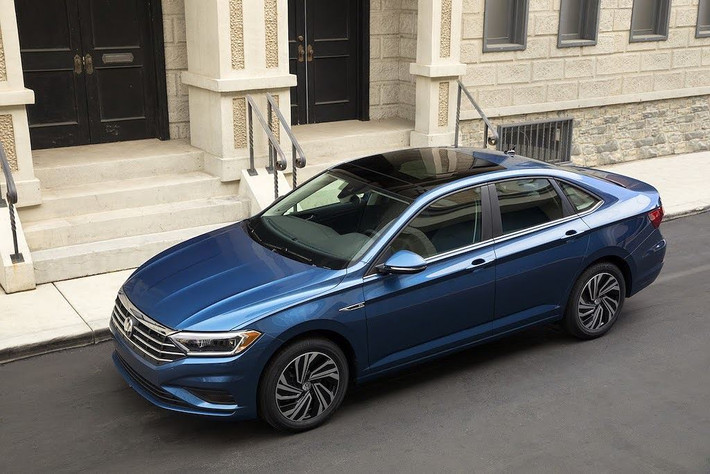 Jetta phiên bản 2019 có kiểu dáng tổng thể không quá khác biệt so với thế hệ trước, nhưng sang trọng và hiện đại hơn. Cụm lưới tản nhiệt trước được mở rộng, kết hợp với các đường gân nổi trên nắp ca-pô và đèn pha với các dải LED hình chữ C đem tới cho Jetta 2019 "bộ mặt" mới khá giống dòng Passat ở phân khúc D cao cấp hơn.