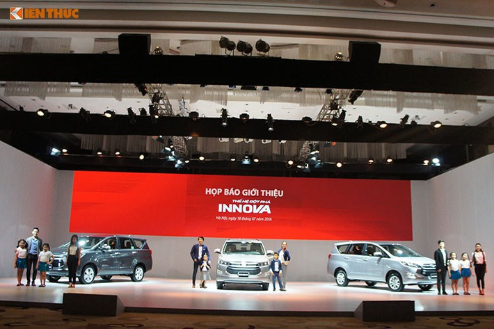 Innova mới là một bước tiến lớn của Toyota, không chỉ bởi mới mà còn những thay đổi đáng kể trên xe. Thoải mái và sang trọng hơn ở nội thất, to lớn, hoàn thiện cao và đẹp hơn từ bên ngoài. Bên cạnh đó, cỗ máy cũng được hoàn thiện đáng kể. Mức giá của Innova 2016 bản 2.0E là 793 triệu đồng, 2.0G là 859 triệu đồng và 2.0V là 995 triệu đồng, đã gồm thuế VAT. Xe được bảo hành 3 năm hoặc 100.000 km.
