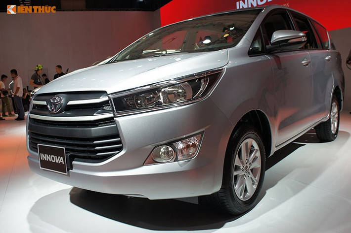 Về chiếc xe thứ 400.000 rời khỏi dây chuyền sản xuất của Toyota Việt Nam là một chiếc Innova hoàn toàn mới. Mẫu MPV bán chạy nhất thị trường Việt Nam hiện nay từng được ra mắt phiên bản mới vào 2016 - Xe sở hữu những thay đổi quan trọng như lưới tản nhiệt 6 điểm cỡ lớn với các thanh lưới tản nhiệt to bản được thiết kế lấy cảm hứng từ Highlander.