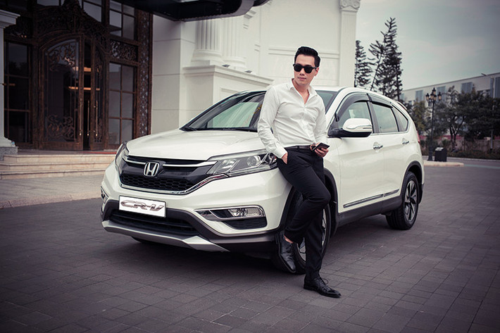 Điểm mới đầu tiên chính là các nẹp trang trí hai bên thân xe, đuôi xe, ốp gương chiếu hậu và chụp ống xả đều được mạ crôm sáng bóng, trau chuốt thêm dáng vẻ sang trọng và thời trang của CR-V. Honda cũng bổ sung cho CR-V cánh lướt gió thể thao, viền che mưa, nẹp bước chân phát sáng.