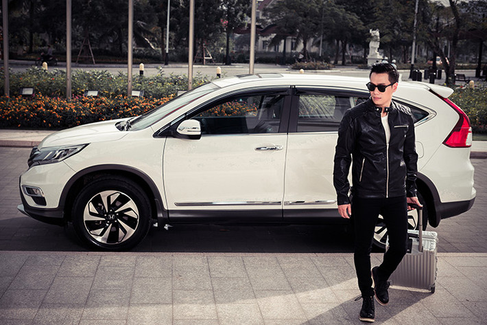 Về tính tiện dụng, CR-V sở hữu ngoại thất thể thao và hiện đại, nội thất rộng rãi, tiện nghi và sang trọng cùng một loạt các trang bị hiện đại và cao cấp. Đó là cảm biến mưa, ghế gập một chạm để hàng ghế sau có thể gập phẳng xuống sàn xe; cửa sổ trời và cửa gió điều hòa hàng ghế sau.