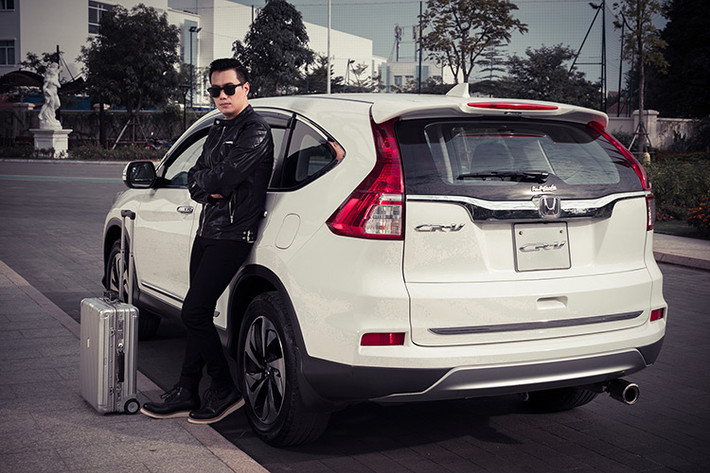 CR-V phiên bản đặc biệt đã chính thức được cung cấp tại Việt Nam qua hệ thống đại lý ôtô Honda trên toàn quốc bắt đầu từ ngày 5/10/2016 với với sáu màu bao gồm: Trắng ngà, Titan, Đen ánh, Ghi bạc, Xanh dương và Đỏ. Mức giá cho phiên bảna 2.0 SE là 1,028 tỷ đồng, 2.4 SE là 1,178 tỷ đồng, CR-V Top grade SE giá 1,198 tỷ đồng.