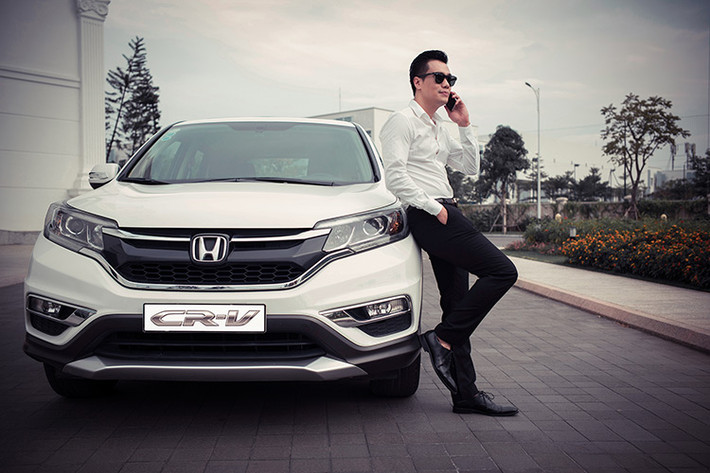 Tất cả những chi tiết mới xuất hiện nhằm tăng cường tính khí động học, tính tiện ích và khẳng định niềm tự hào của chủ nhân chiếc xe. Ngoài những tiện ích mới, Honda CR-V 2016 phiên bản đặc biệt vẫn thừa hưởng các yếu tố hiệu quả, tiện dụng, đáng tin cậy của thế hệ thứ tư.
