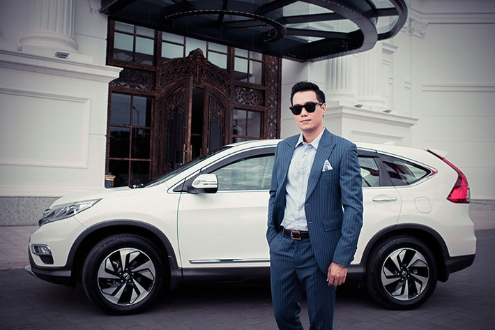 Từ ngày 5/10 đến hết ngày 25/11 Honda Việt Nam thực hiện chương trình hấp dẫn cho khách hàng mua xe Honda CR-V và hoàn tất thủ tục thanh toán 100% trong thời gian khuyến mại - nếu mua bộ phụ kiện sẽ được giảm giá 50% giá trị của bộ phụ kiện, đồng thời còn được miễn phí tiền sơn và công lắp đặt bộ phụ kiện với tổng trị giá lên tới 10 triệu đồng.